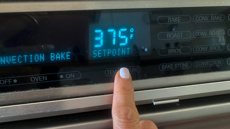 réglage de la température du four au doigt