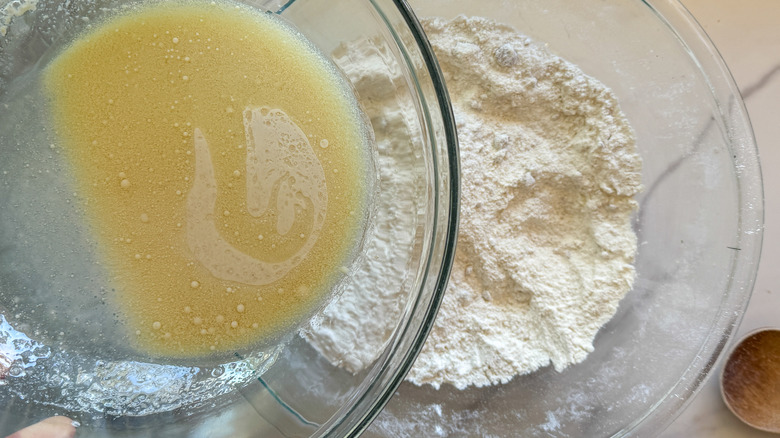 verser les ingrédients humides dans les ingrédients secs