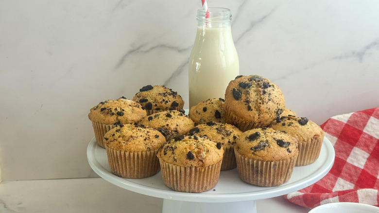 Biscuits et muffins à la crème sur un support à gâteau