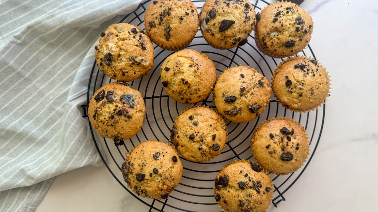 muffins sur une grille de refroidissement