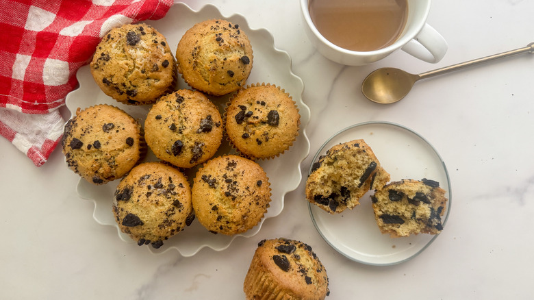 Biscuits et muffins à la crème avec du café