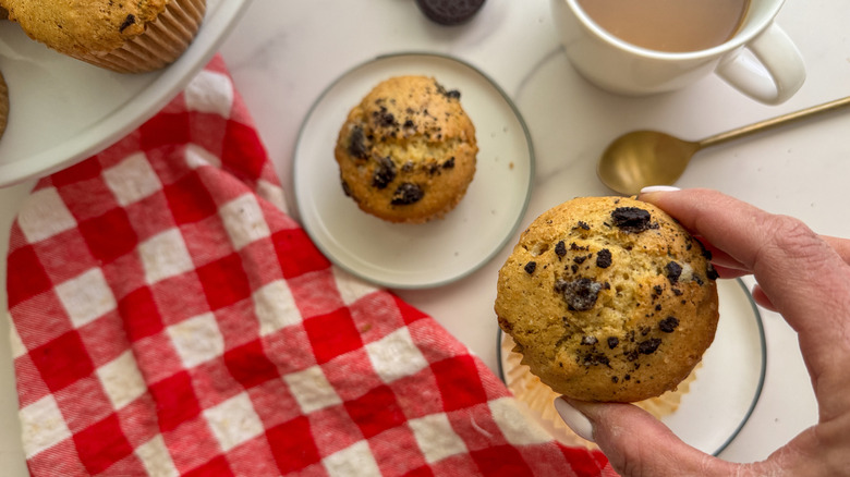 main tenant des biscuits et un muffin à la crème