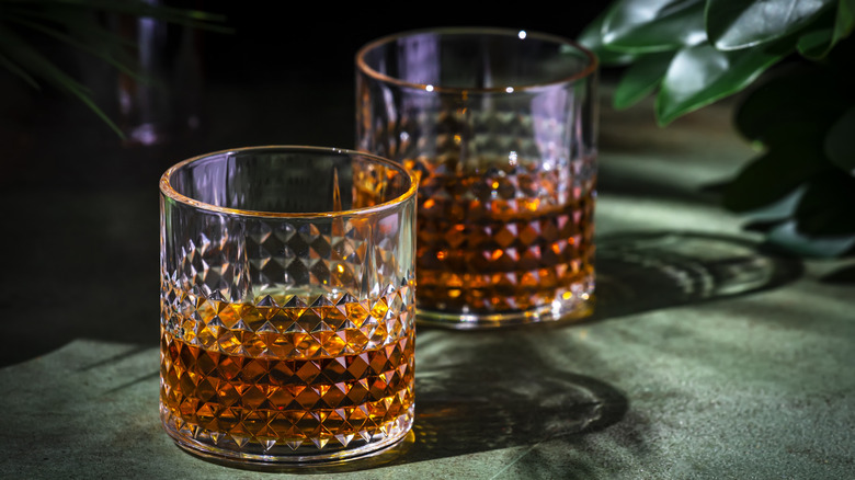 Deux verres de Scotch sur fond vert