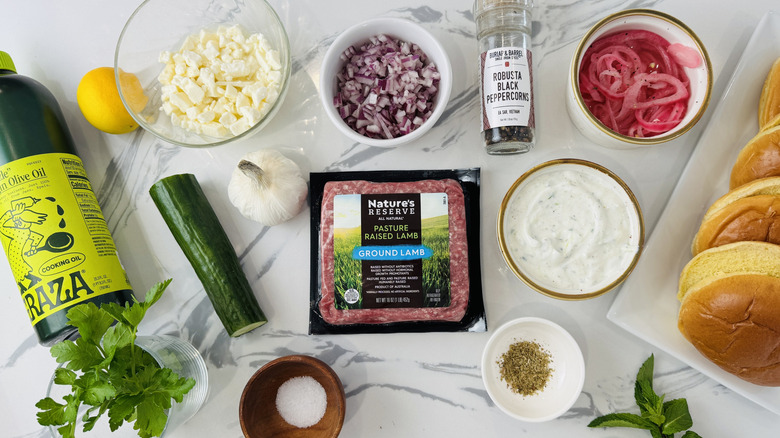 Ingrédients pour les burgers d'agneau les plus juteux