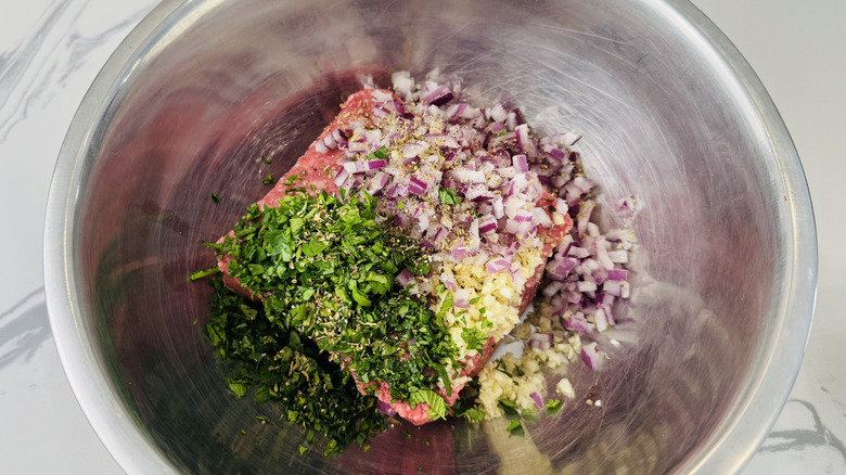 Ingrédients du burger d'agneau dans un bol