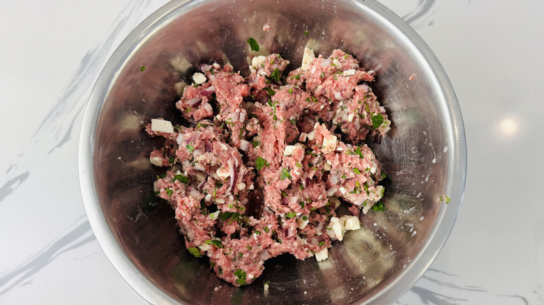 Feta dans un mélange de burger d'agneau