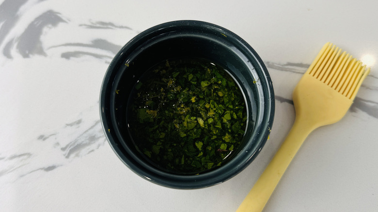 Huile d'herbes dans une tasse