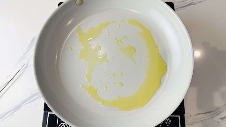 Huile dans la poêle