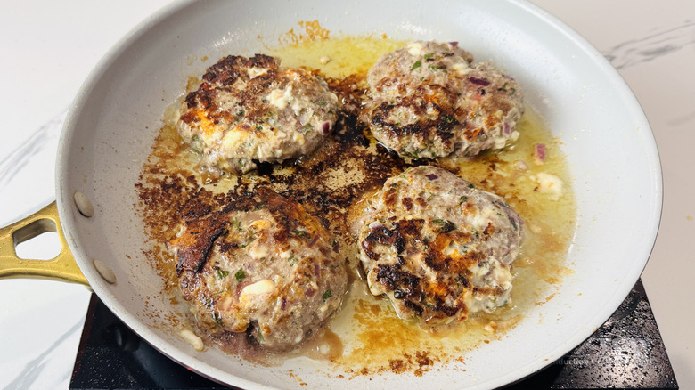 Galettes de burger d'agneau dans une poêle