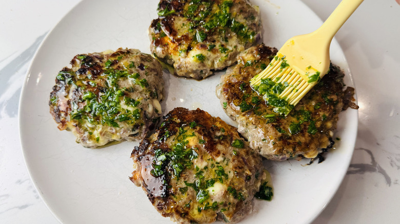 Appliquer de l'huile aux herbes sur les hamburgers