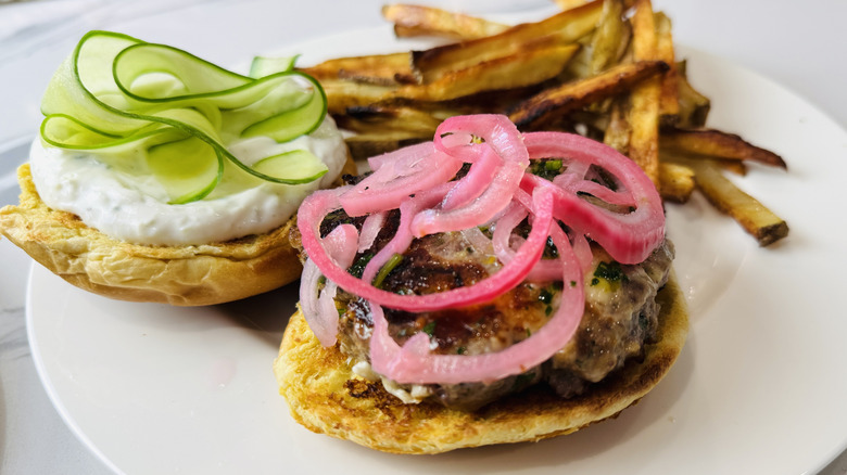 Burgers d'agneau assemblés sur assiette