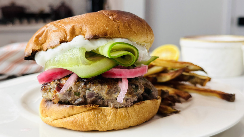 Burger d'agneau le plus juteux de l'assiette