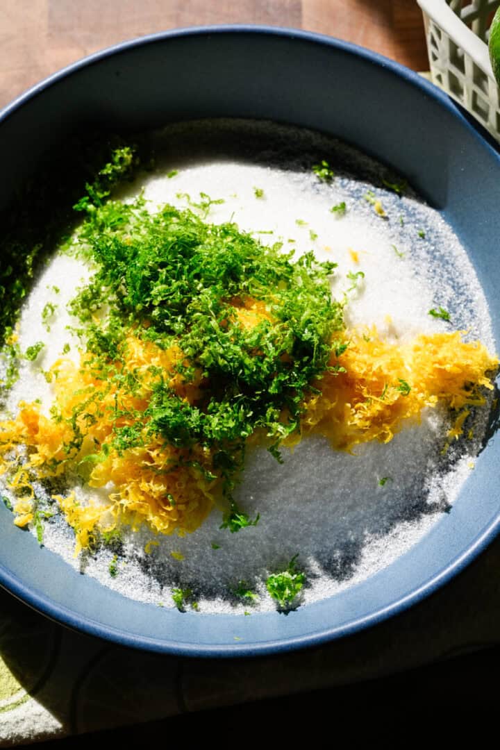 Zeste de citron et de citron vert avant d'être massés dans le sucre.