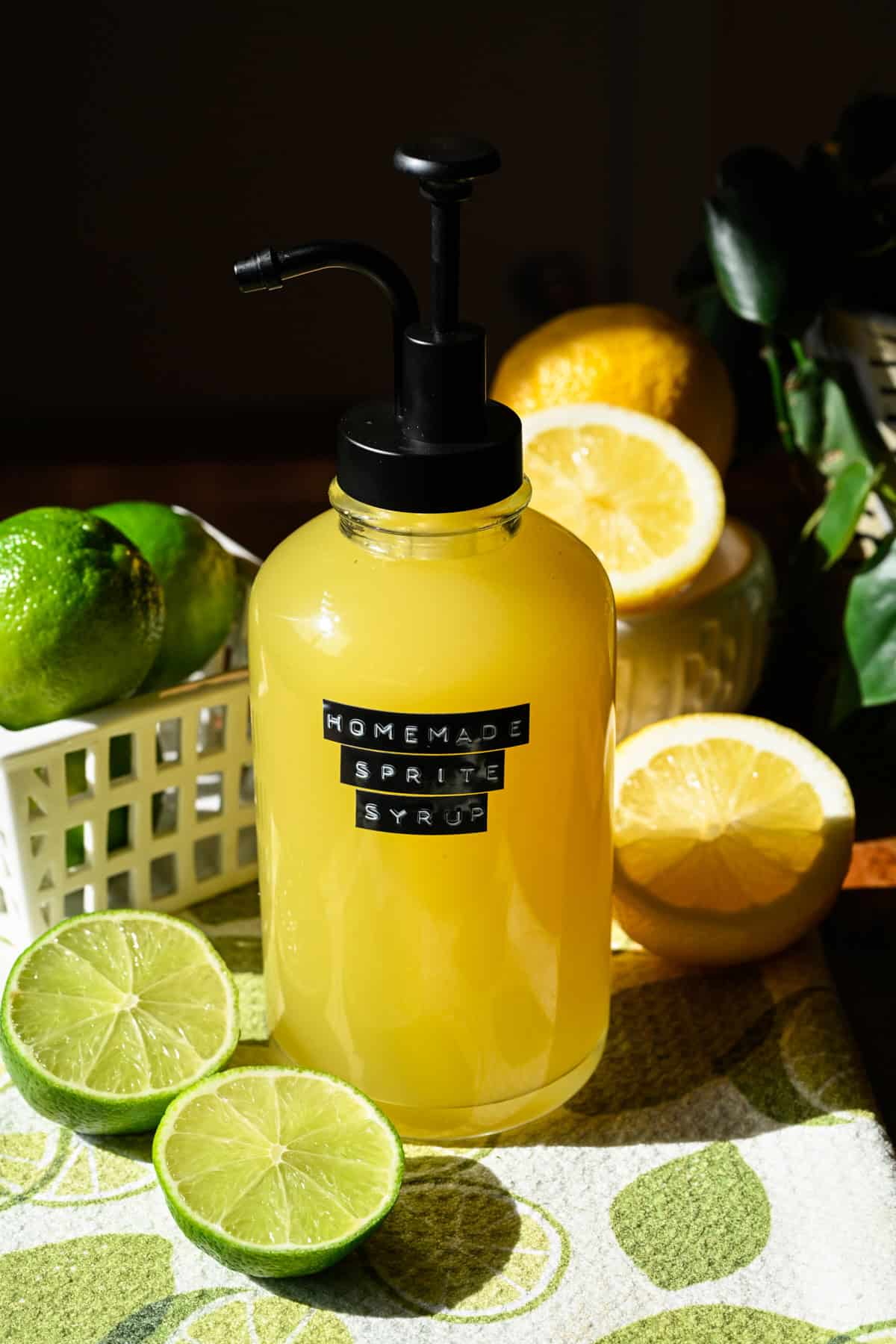 Sirop de sprite fait maison dans un flacon pompe.