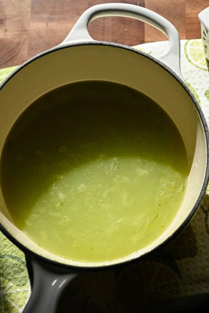 Sirop de sprite maison avant de mijoter.