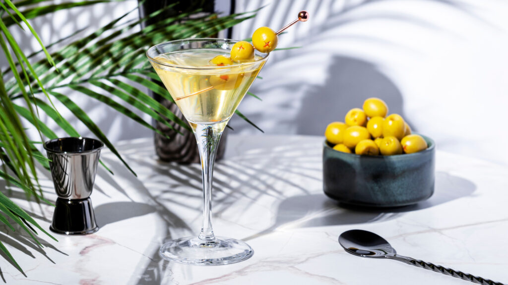 Un Dirty Martini classique devient encore plus sale lorsque vous ajoutez un boost de bouillon