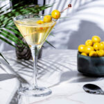 Un Dirty Martini classique devient encore plus sale lorsque vous ajoutez un boost de bouillon