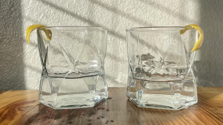 Deux martinis classiques avec garnitures de citron sur une table en bois.