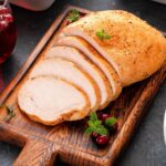 Une mijoteuse est la clé d’une poitrine de dinde juteuse qui libère de l’espace dans le four