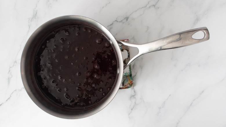 Sauce aux canneberges dans une casserole