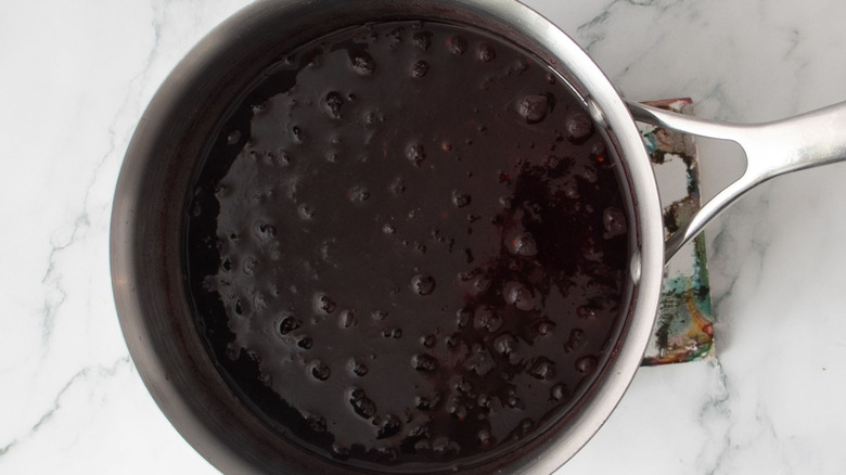 Sauce aux canneberges dans une casserole