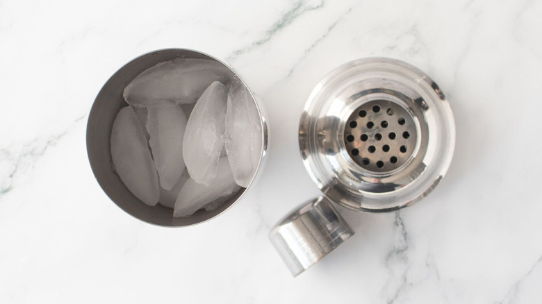 Shaker plein de glace à côté du couvercle