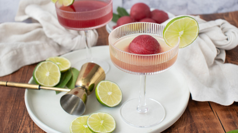 Cocktail de sorbet en verre avec garniture au citron vert