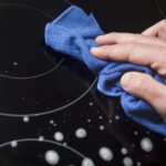 Pouvez-vous utiliser un nettoyant pour vitres pour nettoyer votre cuisinière ?