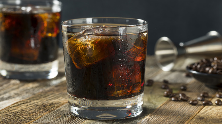 cocktail russe noir dans deux verres avec de la glace