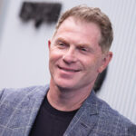 Comment Bobby Flay nettoie sa fonte pour des casseroles durables