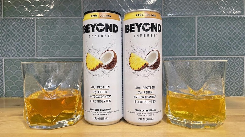 Canettes et verres de Beyond Immerse Piña Colada sur le comptoir