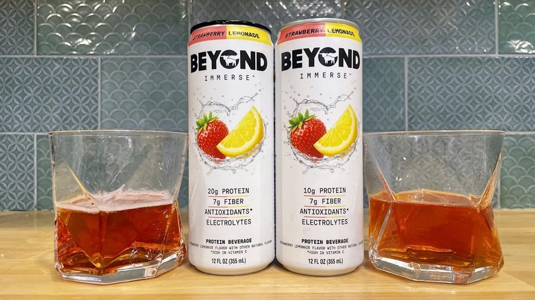 Canettes et verres de limonade aux fraises Beyond Immerger