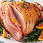 La façon à l'ancienne de préparer du jambon au four fait appel à cette boisson classique