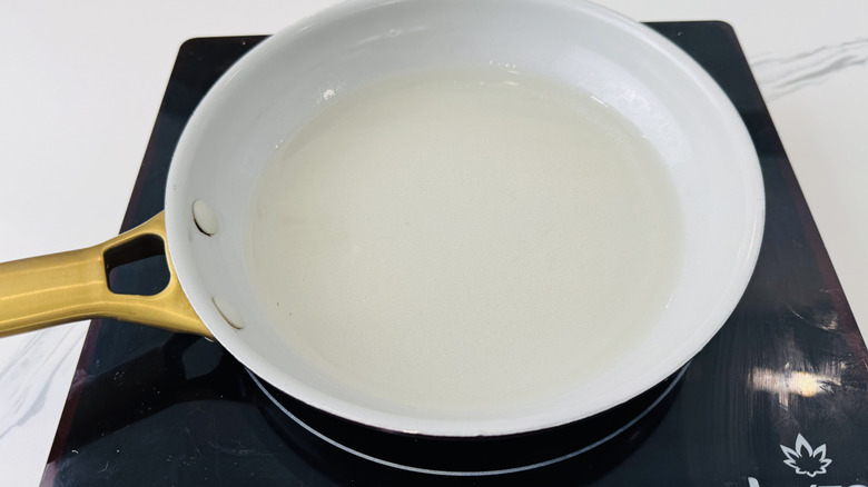 Sirop simple dans une casserole