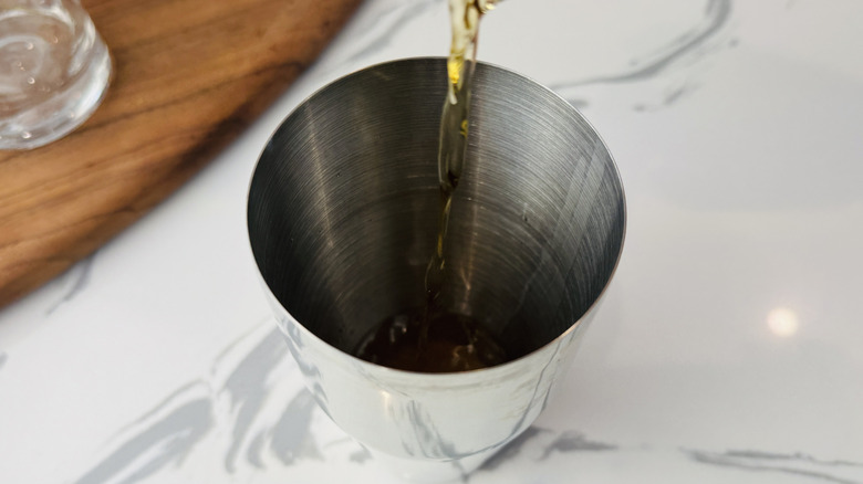 Ingrédients du whisky aigre dans un shaker