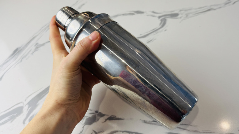 Secouer les ingrédients du whisky sour