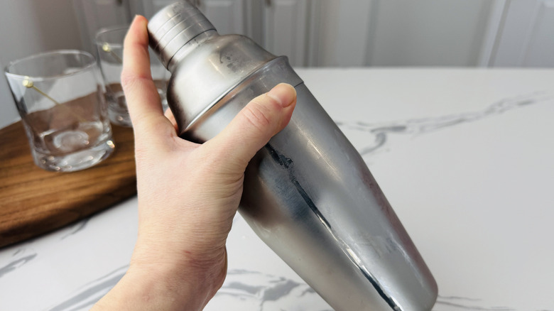 Secouer le whisky sour dans un shaker