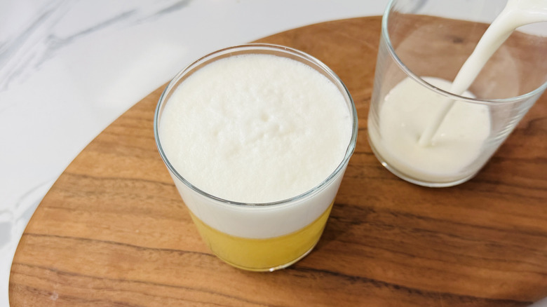 Whisky sour avec mousse de blanc d'oeuf dans des verres