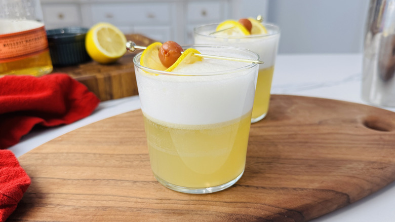 Cocktails au whisky aigre et à la mousse de blanc d'œuf