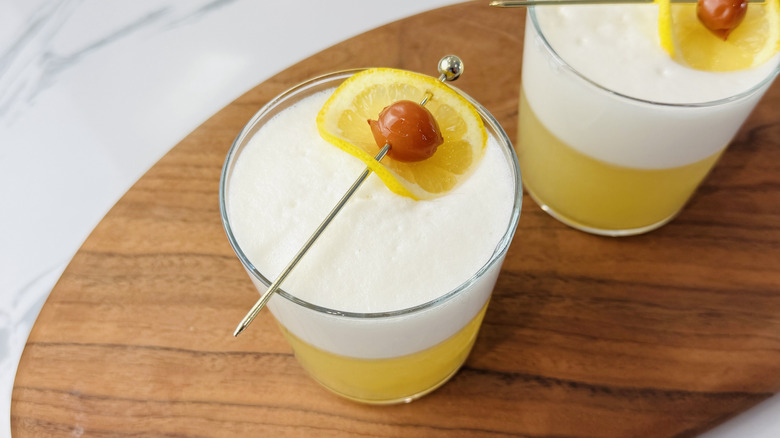 Whisky sour avec mousse de blanc d'oeuf et garnitures
