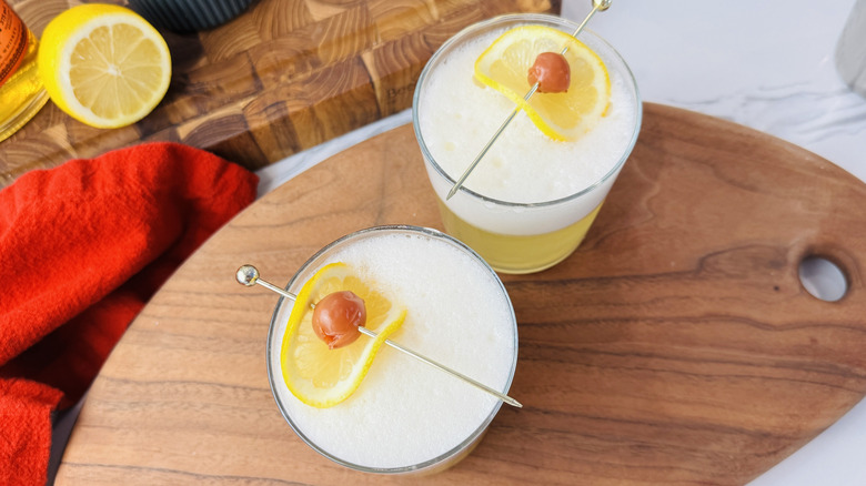 Whisky sour avec mousse de blanc d'œuf et garniture de cerises