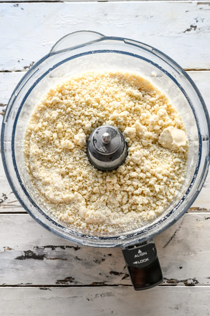 vue aérienne des ingrédients de la pâte à tarte pop dans un robot culinaire après avoir été mélangés.