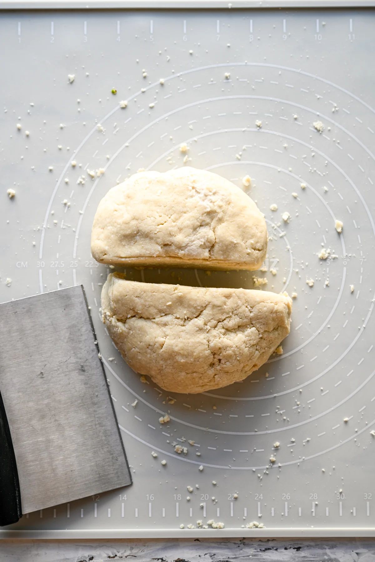 vue aérienne de la pâte à tarte pop divisée en deux sur une plaque à pâtisserie. 