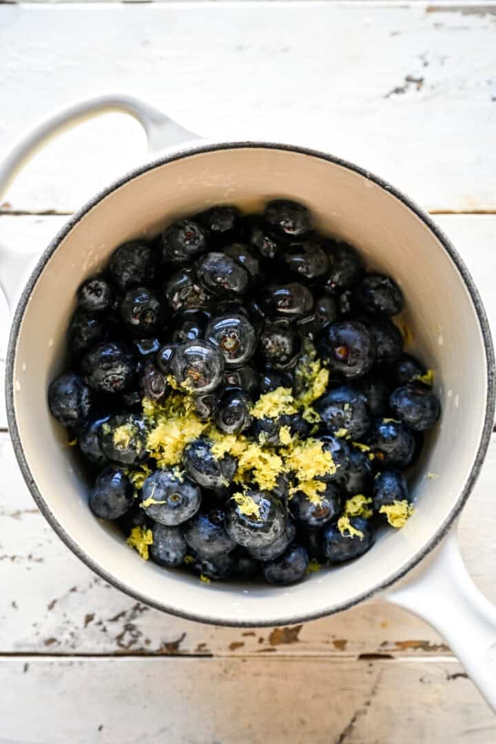 ingrédients de la garniture aux bleuets dans une casserole blanche avant la cuisson.