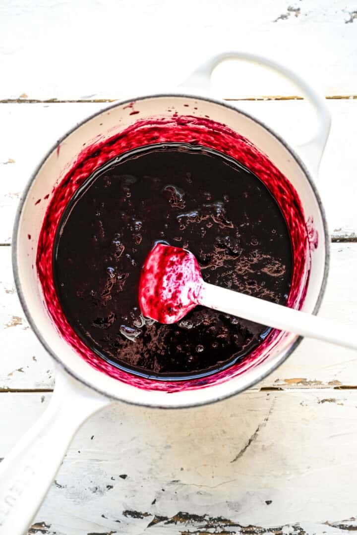 ingrédients de la garniture aux bleuets dans une casserole blanche après la cuisson.