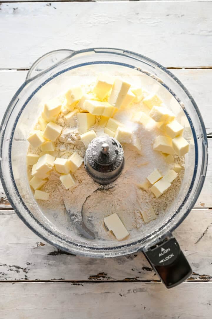 vue aérienne des ingrédients de la pâte à tarte pop dans un robot culinaire avant de les mélanger.