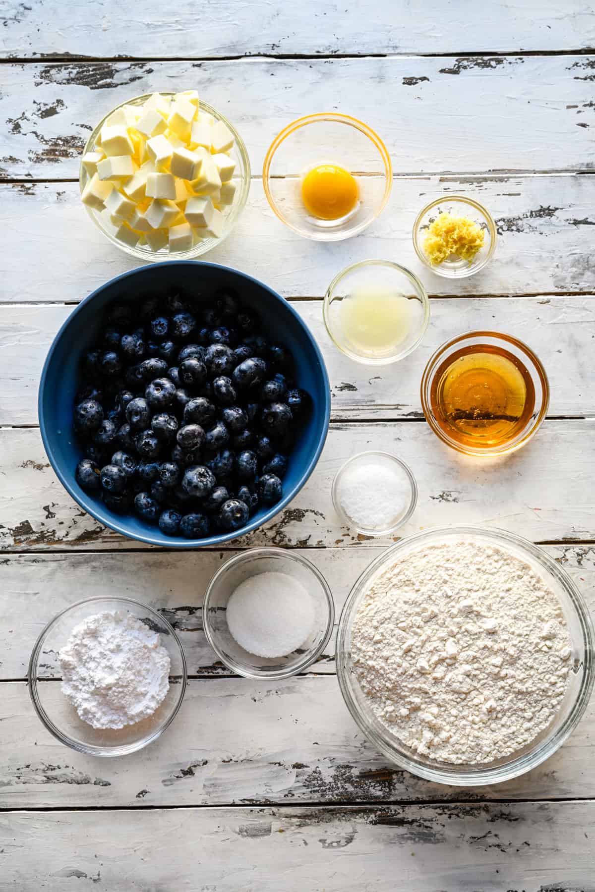 Vue aérienne des ingrédients pour les tartelettes pop aux myrtilles. 