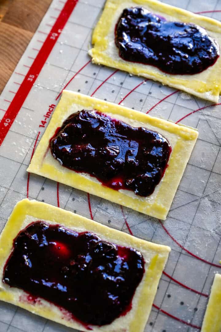 rectangle de pâte à tartelette garnie de garniture aux bleuets et de dorure à l'œuf sur les bords. 