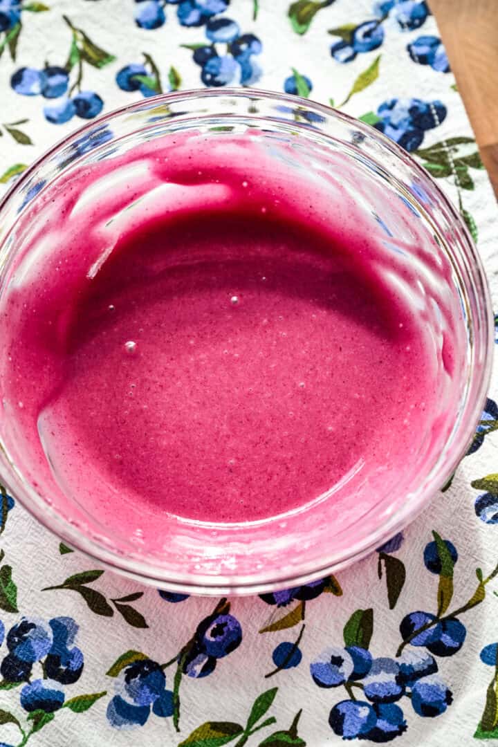 Glaçage aux bleuets dans un petit bol.