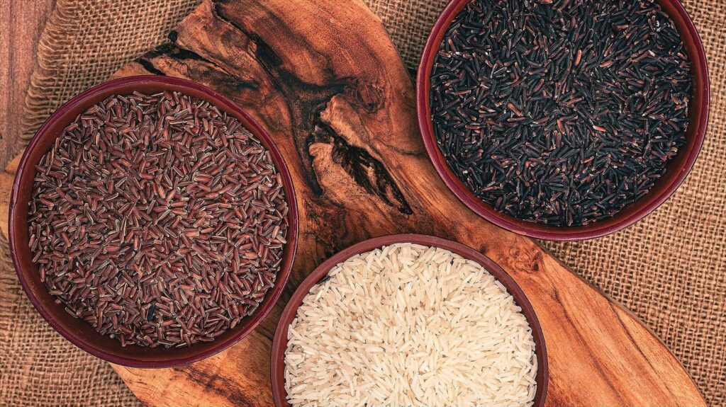 Oubliez le riz blanc : apportez plutôt ces céréales riches en fibres à la table du dîner